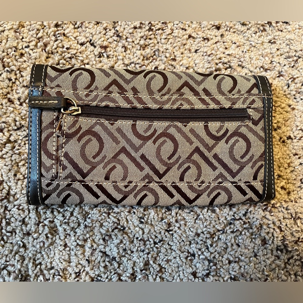 Liz Claiborne Tan and Black Patterned Clutch - Picture 3 of 7